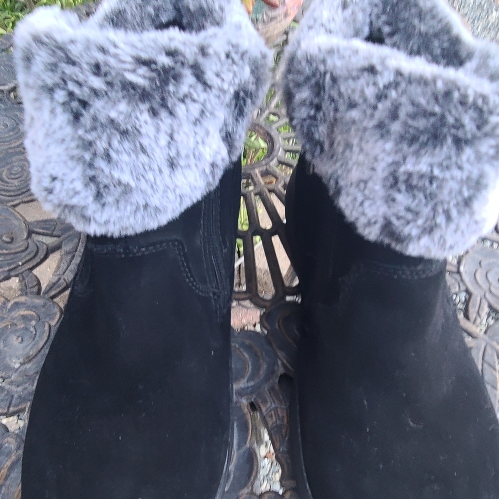 Khombu Black Boots with Gray Fur